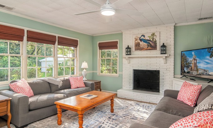 Georgetown House | Swamp Fox Retreat in Historic Willowbank Neighborhood.15 minutes to PI.