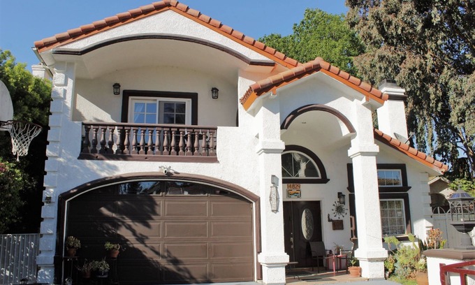 Sherman Oaks Bed & Breakfast | Sweet Dreams B&B