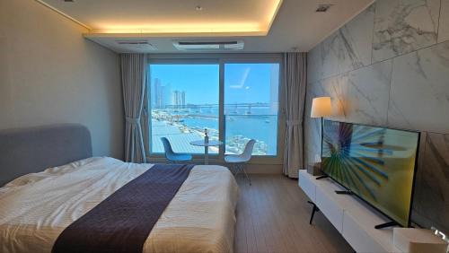 Suyeong-Gu Apartment | SWITZEN KCC ocean view