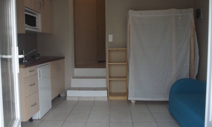 La Garde Apartment | T1 furnished with 20 m2 ground floor house with pool access.