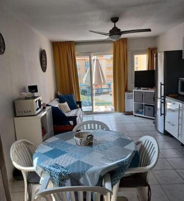 Vias Apartment | T2 climatisé front de mer avec terrasse et parking - V0742