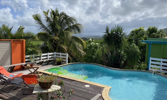 Trois-Ilets Apartment | T4 design in lush greenery, sea view and swimming pool, 10 minutes from the beaches.