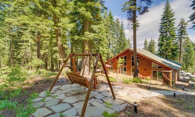 Truckee Cabin | Tahoe Donner Mountain Cabin: Surrounded by Forest!