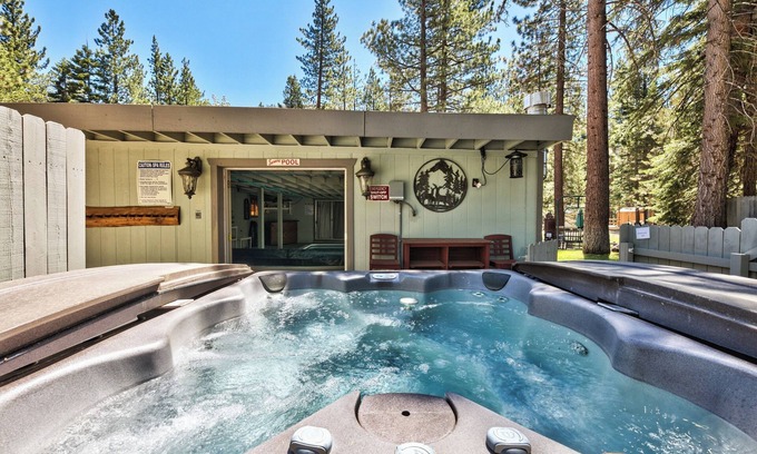 Christmas Valley Cabin | TAHOE RANCH, SUMMERTIME POOL, HOT TUB, ON RIVER, 3BD, 2 BA, FAMILY & DOG OK WALK