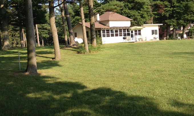 Fennville Cottage | Take a break by the lake!