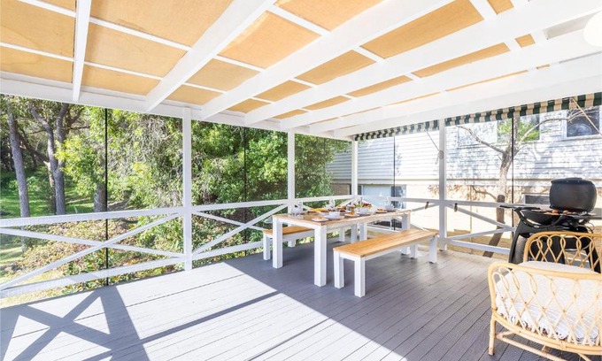 Shoal Bay House | Tanilba 23 Flannel Flower Fairway meaning White Flower