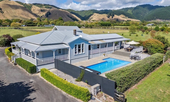 Te Horo Villa | Te Horo Haven - spacious 4 Bedroom Villa with Pool, Spa and great family vibes!