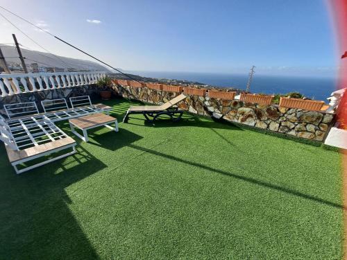 Santa Barbara Apartment | Tenerife apartment 100m2 CASA DE DON QUIJOTE with a terrace of 100m2 with a view of the ocean and Teide volcano and a garden of 600m2