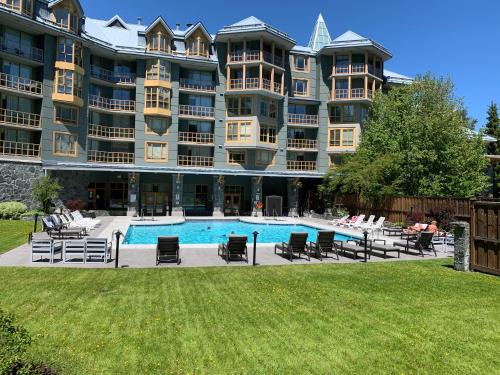 Village North Hotel | Thanksgiving Special Cascade Lodge suite WIFI cable TV 2 hot tubs pool gym sauna bike & ski storage room