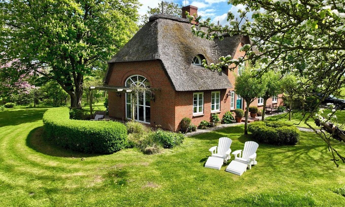 Kating House | Thatched roof house in a quiet location with 140m2 for 6 people near Tönning