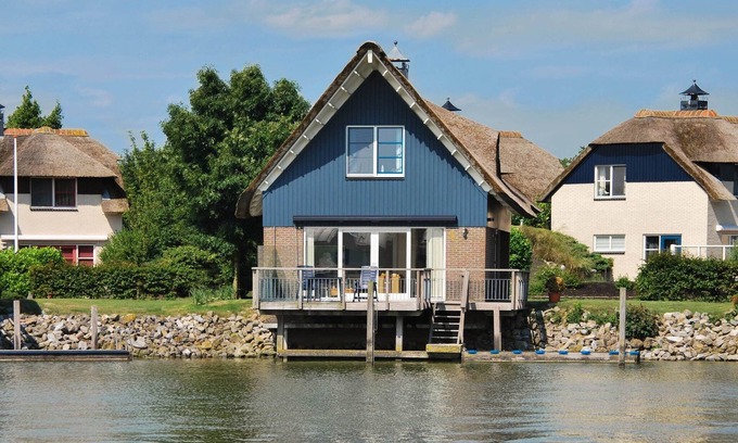 Makkum Villa | Thatched Villa by IJsselmeer