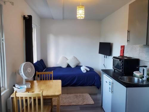 Hillingdon Apartment | The Airport Getaway