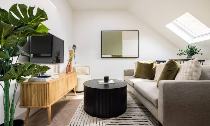 Shaftesbury Apartment | The Battersea Classic - Charming 2BDR Flat with Study Room