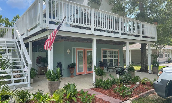 Waveland Cottage | The Baycation Beach House, 10 min. Walk to Waveland Pier.2 blocks to Coleman Ave