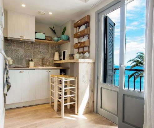 Aduanas Hotel | The Beach House Studios & Suites