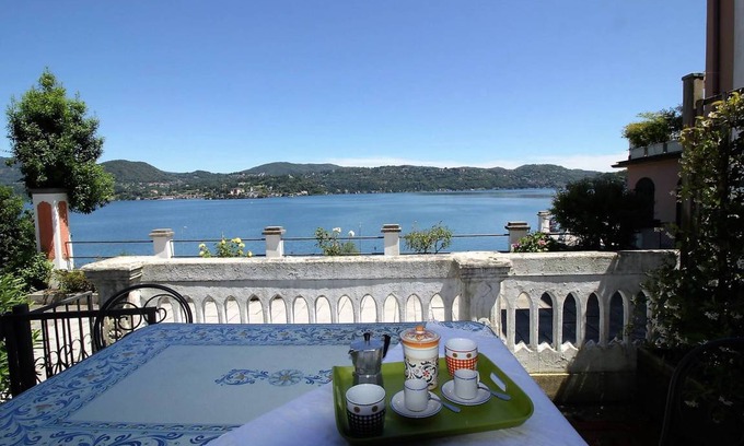 Pella Apartment | The Beach Indipendent Apartment View Lake!