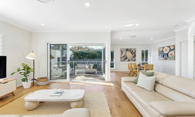 Macmasters Beach House | THE BEACH PAD | wifi, walk to beach | Accom Holidays