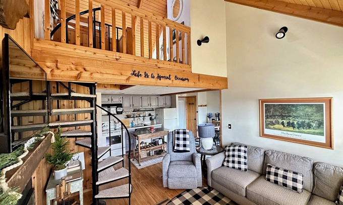 Davis Cabin | The Bear Lair-Cozy Retreat-Close to 2 Ski Resorts-Central Heating and AC