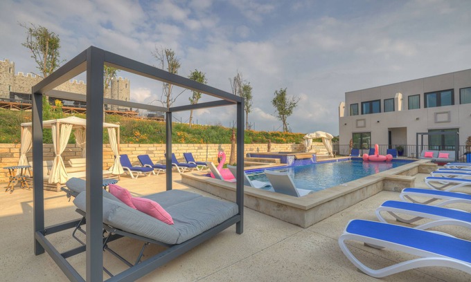 Johnson City Hotel | The Bentley Hotel - Elvis Room - Pool View