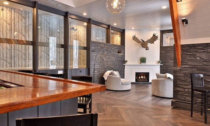 Killington Cabin | The Birch Ridge: Lace Room #3 - Queen Suite In Renovated Killington Lodge. Hot Tubs. 1 Bedroom Home