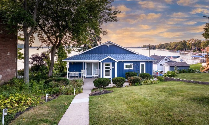 Fox Lake House | The “Blue Sapphire” 3BR/3BA Luxury Lakefront Home on Mineola Bay | Stunning Views on Chain O Lakes