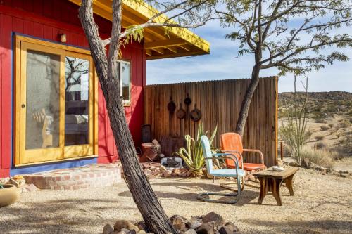 Joshua Tree House | The Cabin Under the Stars - Hot Tub, BBQ and a Firepit cabin