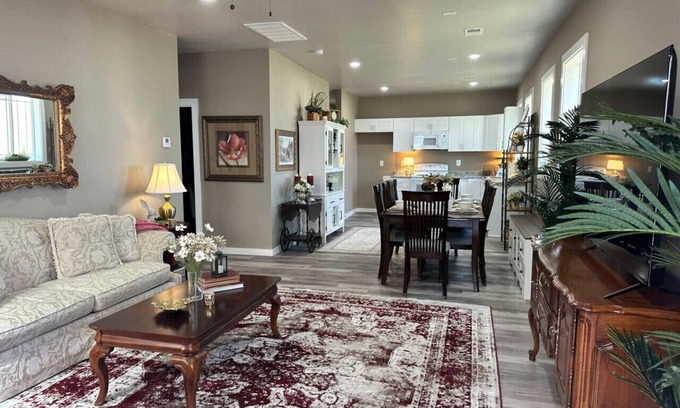 Guthrie Apartment | The Carriage House at The Judge`s Chamber