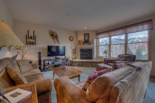 Warrior's Mark House | The Cozy Corral Private Hot Tub Walk to Town