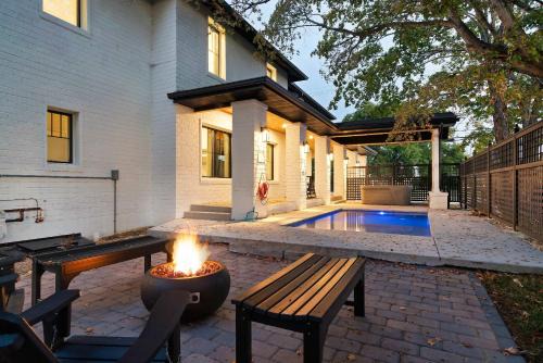 Sevierville House | The Davis Luxury Retreat Villa 1-Block from Dolly