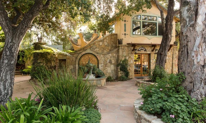 Ojai Hotel | The Emerald Iguana Inn