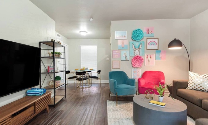 Oakmont Heights Apartment | The Flamingo | Whimsical | Central AUS | Sleeps 5