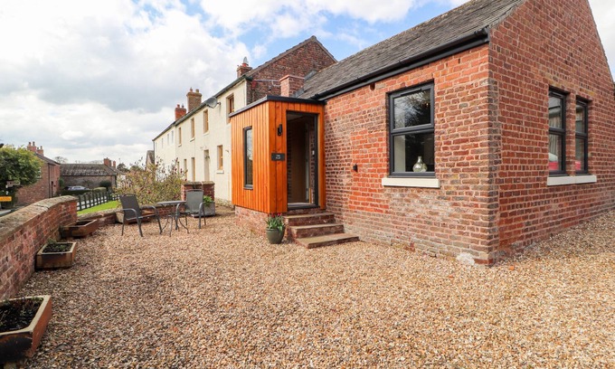 Carlisle Cottage | THE FLAT, pet friendly, character holiday cottage in Burgh By Sands