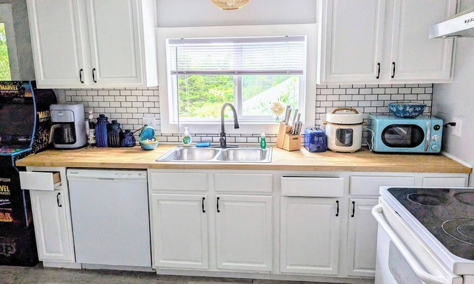Logsden Cottage | The Flipper: 2BR Coastal Cottage Walk to Depoe Bay, Hot Tub & Arcade & Fire Pit