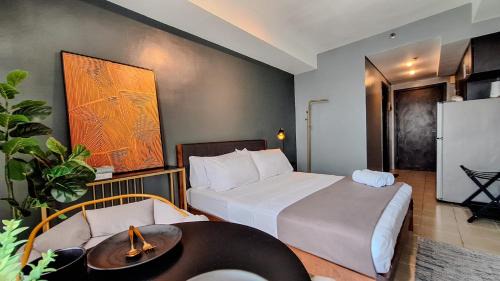 Ugong Apartment | The French Apartment Pasig - Fast Wi-Fi and pool