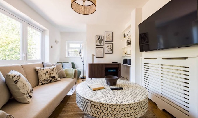 Hammersmith and Fulham Apartment | The Fulham Bolthole - Beckoning 2BDR Flat with Garden