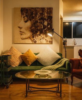 Allawah House | The Grand Book Nook Retro Stay - Luxury King mattress with Flat TV - Private walk in book lounge & Study