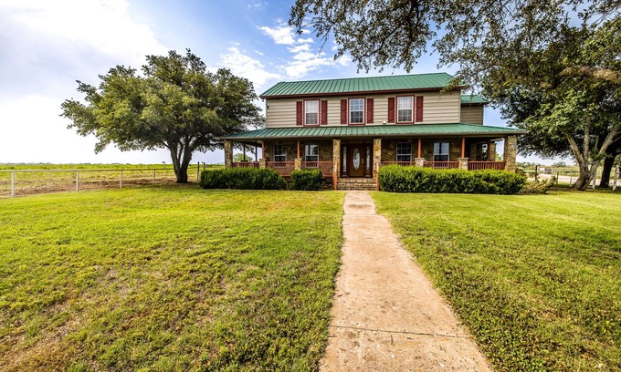 Graford House | The Grassy Ridge House. Only 5 min from Rocker B Baseball Ranch! Sleeps up to 18