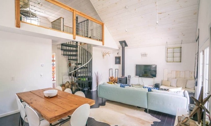Saugerties House | The Grove: Modern Lofted Cottage w/fire pit & 30 Min from Hunter Mountain