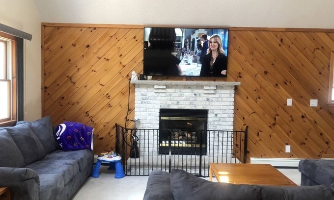 Lake Ariel Ski Chalet | The Hideout Chalet for family and friends