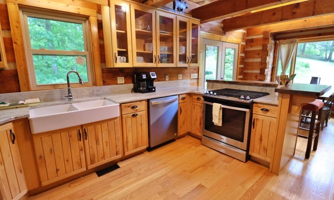 Cherokee Cabin | The Highland: Firepit, Loft Patio, Panoramic Views, Pet friendly, Gas Fireplace, Full Kitchen