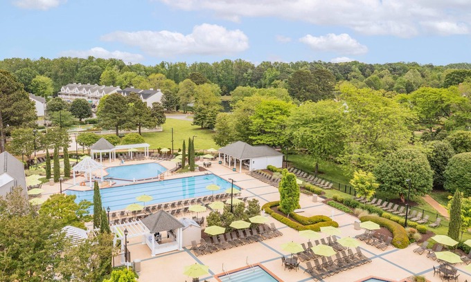 Berkeley Resort | The Historic Powhatan Williamsburg-2 BDR 1KG 2TW DELUXE SUITE W/ROLL-IN SHOWER