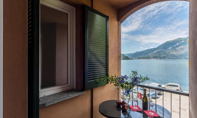 Fiumelatte Apartment | The house with red sunsets