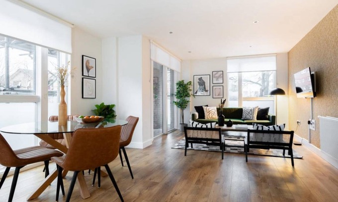Haggerston Apartment | The Hoxton Docks - Modern & Bright 1BDR Flat With Study Room & Balcony