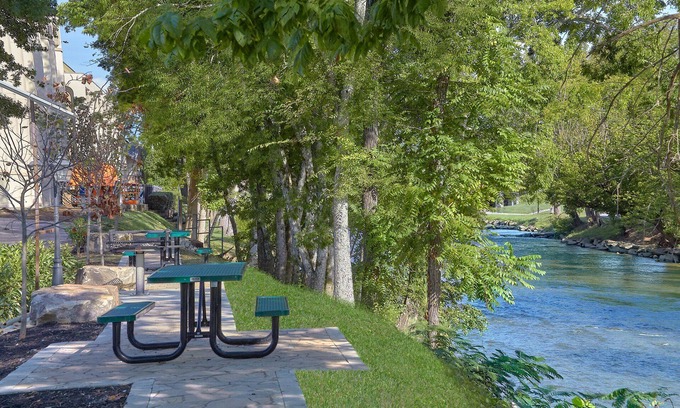 Pigeon Forge Hotel | The Inn On The River