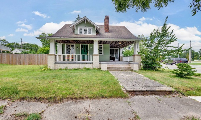 Harters Heights House | The Irish Rover<>Vintage 4BR Home Across St to ND