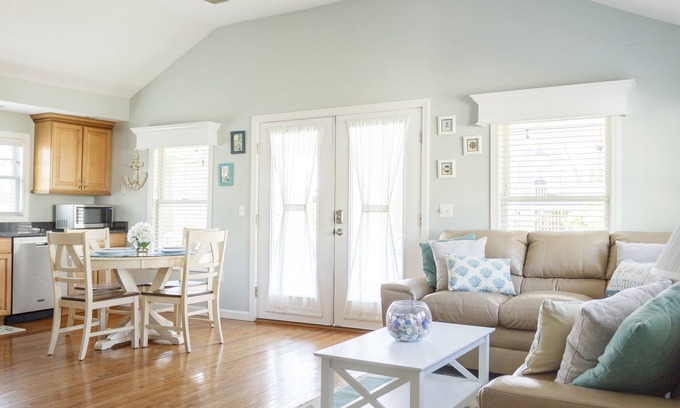 Monomoscoy Island Cottage | ★The Islander | Steps From Water, Fire Pit, AC★