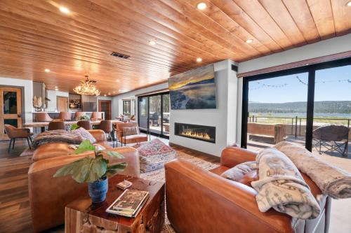Fawnskin House | The Lazy Bear - Indulge in breathtaking views of the expansive lake from this charming cabin.