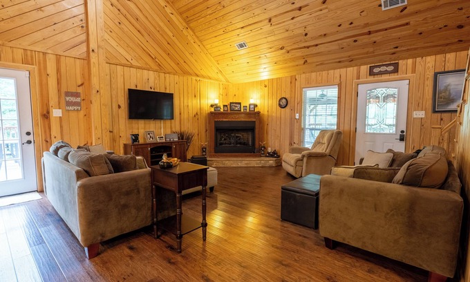 Royal Cabin | The Lillie Pad! nBeautiful cabin just minutes from Lake Quachita!