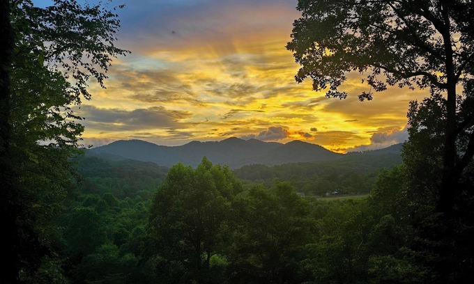 Franklin Cabin | The Loft: Cabin Getaway w/Covered Porch & Stunning Mountain Views