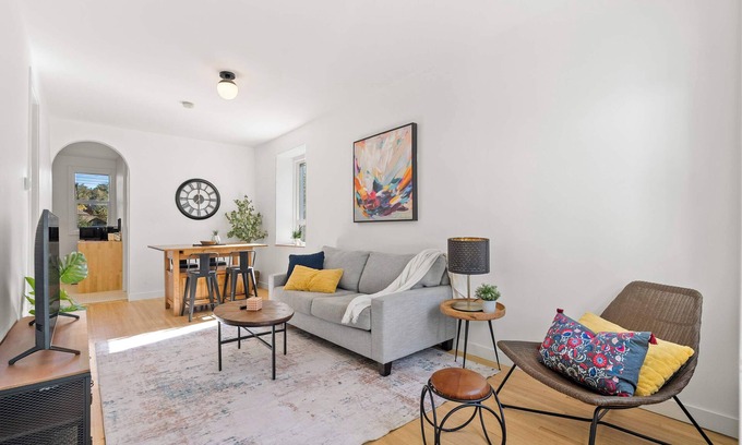 Sunnyside House | The Lokal 2 Kings Queen Suite in Sunnyside YYC
